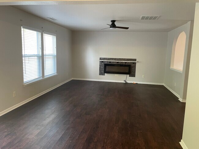 Foto del edificio - 557 Lakeside Valley Dr