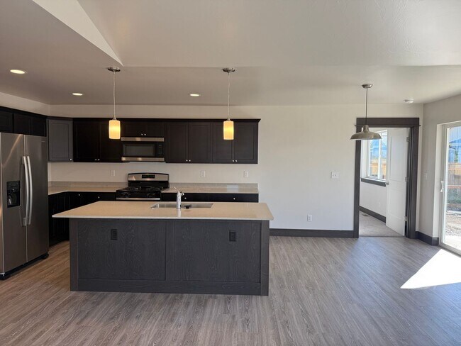 Foto del edificio - Brand New 3 Bed 2 Bath with double attache...