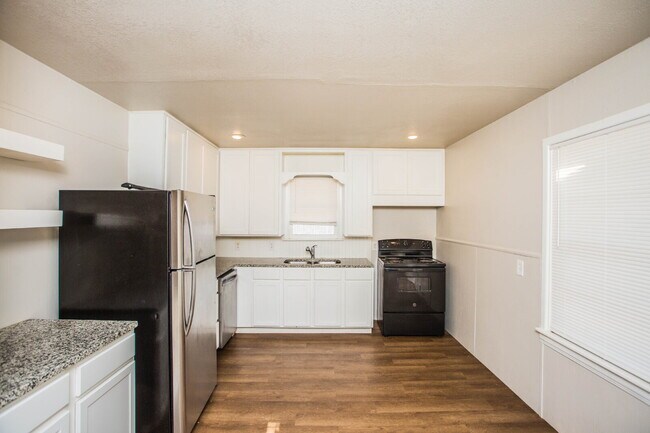 Foto del edificio - "Charming 4-Bedroom Home with Granite Touches & Gleaming Hardwood Floors in Lubbock!"