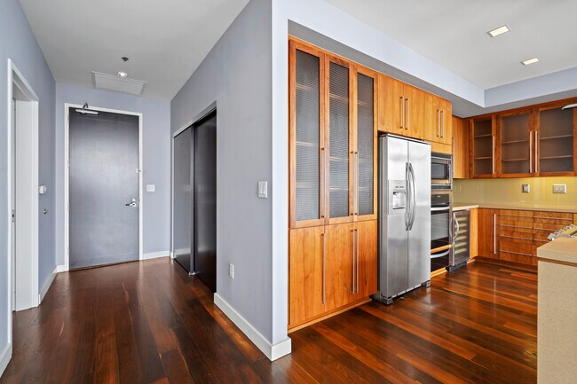 Building Photo - 1100 S Hope St