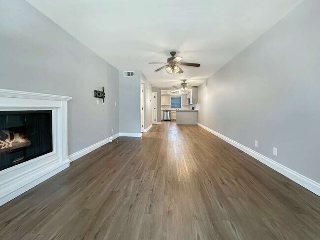 Foto del edificio - Beautifully Updated Lower-Level Condo with...