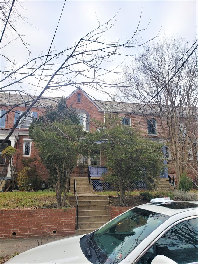 Foto del edificio - 3829 Calvert St NW
