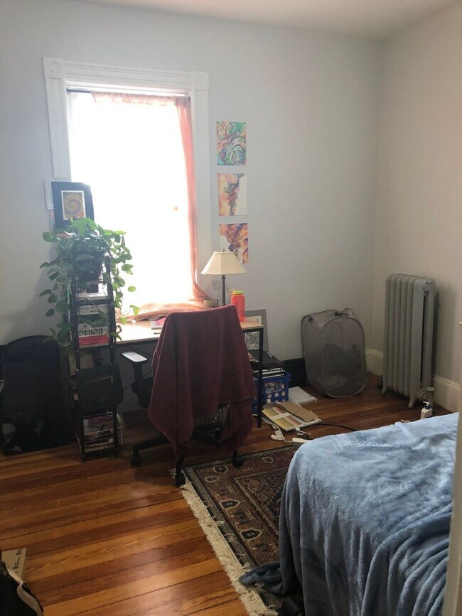 Foto del edificio - check out this 4 bed 2 bath in Mission Hill....