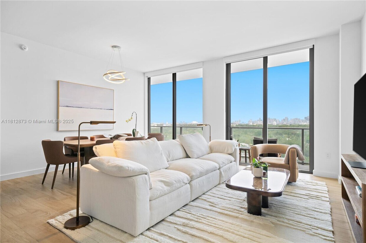 Foto principal - 2678 Tigertail Ave