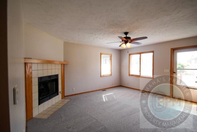 Building Photo - Comfortable 2 Bedroom/ 2 Bathroom Duplex |...
