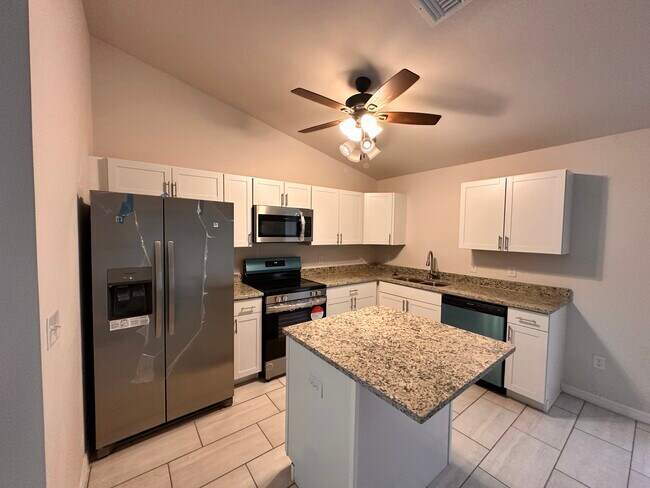 Foto del edificio - 1714 Four Mile Cove Pkwy