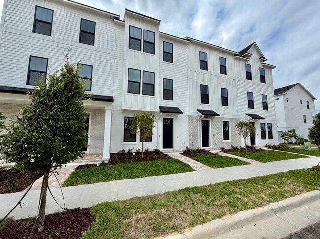 Foto del edificio - 15190 Groveside Rd