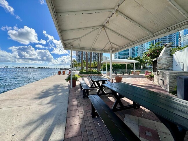 Foto del edificio - 1915 Brickell Ave