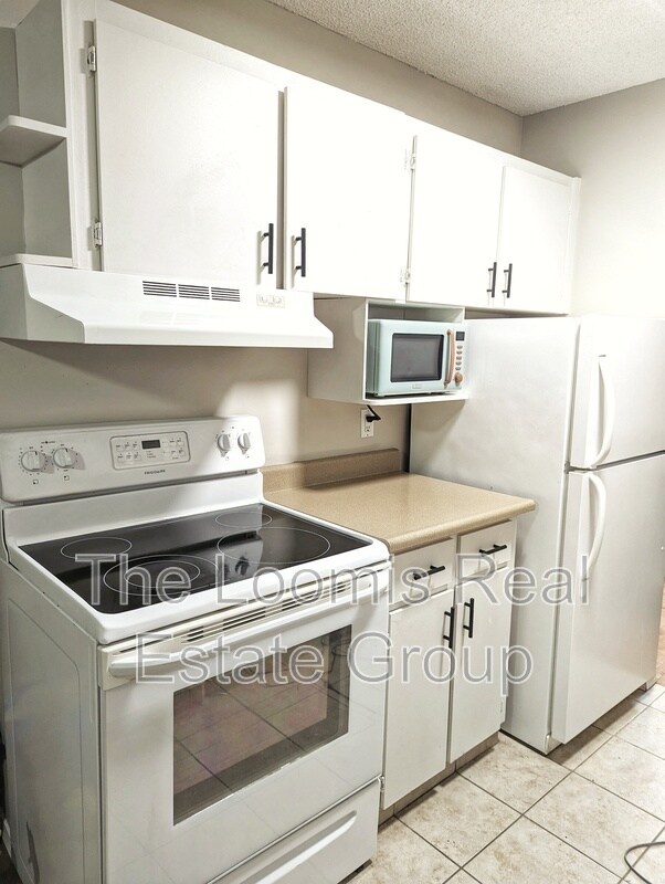 Photo du bâtiment - 12141 Jasper Ave