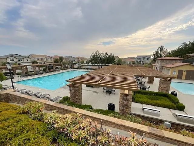 Foto del edificio - Immaculate 5-Bedroom Executive Home in Desirable Plum Canyon