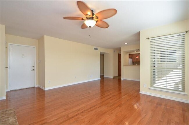 Foto del edificio - 3919 Fairmont Pkwy