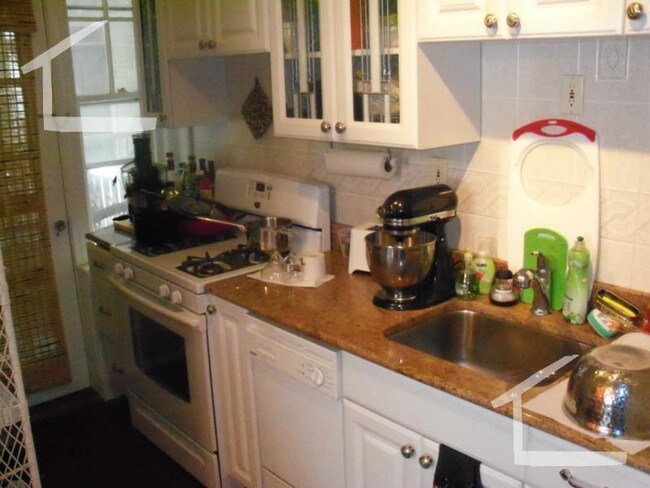 Building Photo - 15 Colliston Rd