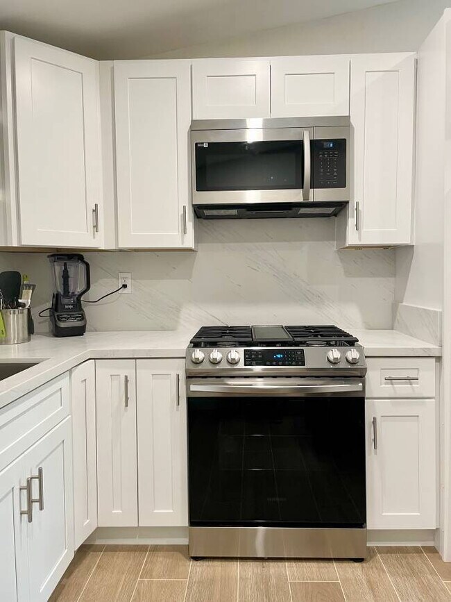 Foto del edificio - North Clairemont - Private Primary Suite & Outdoor Patio, Utilities Included