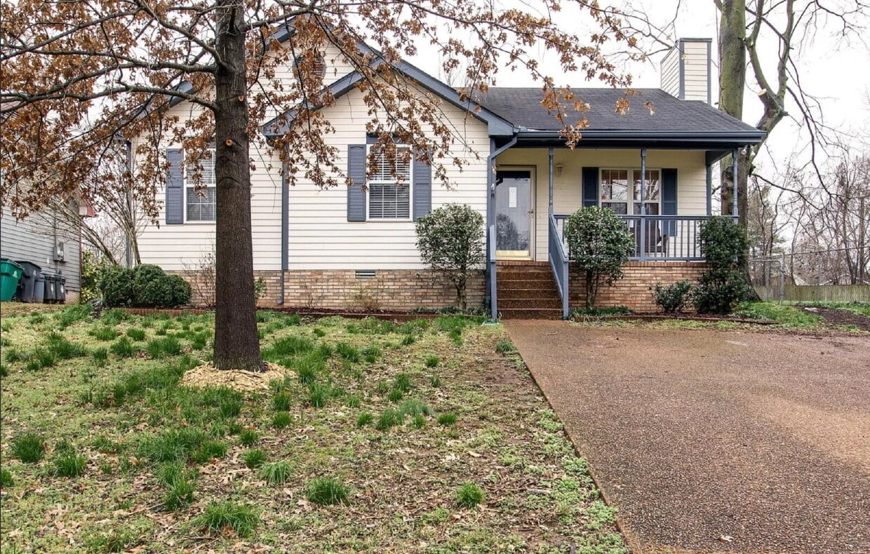 Photo - Charming 3-Bedroom Retreat with 2 Full Baths , FENCED YARD - 1713 Greenwood Avenue!