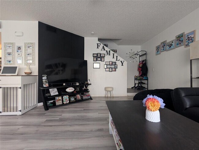 Foto del edificio - 10740 Keys Gate Dr