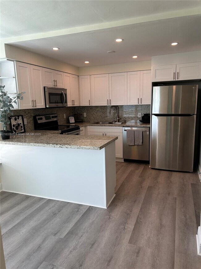 Building Photo - 609 Ocean Dr
