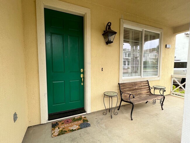 Building Photo - Beautiful 4 Bed 3.5 Bath With Huge Bonus L...
