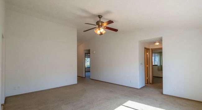 Foto del edificio - 746 Desert Pine St NW