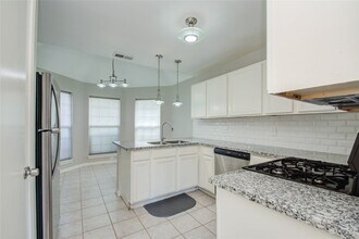 Building Photo - 2306 Pine Cone Dr