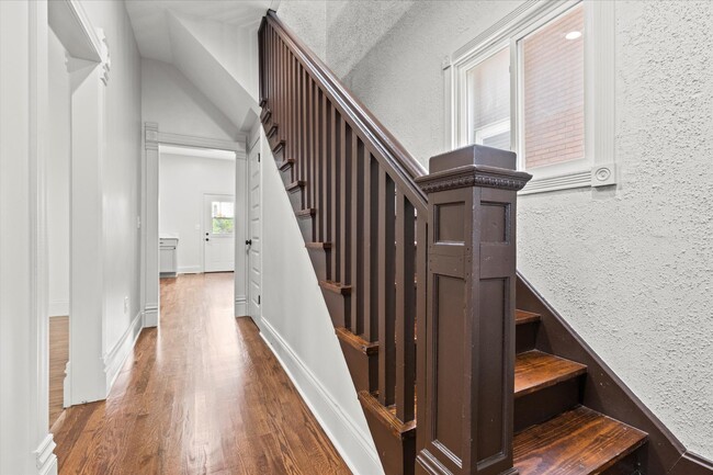 Building Photo - Stunning Fully Remodeled 2-Story Home in K...