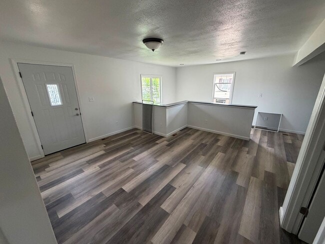 Building Photo - 1015 8th Ave W