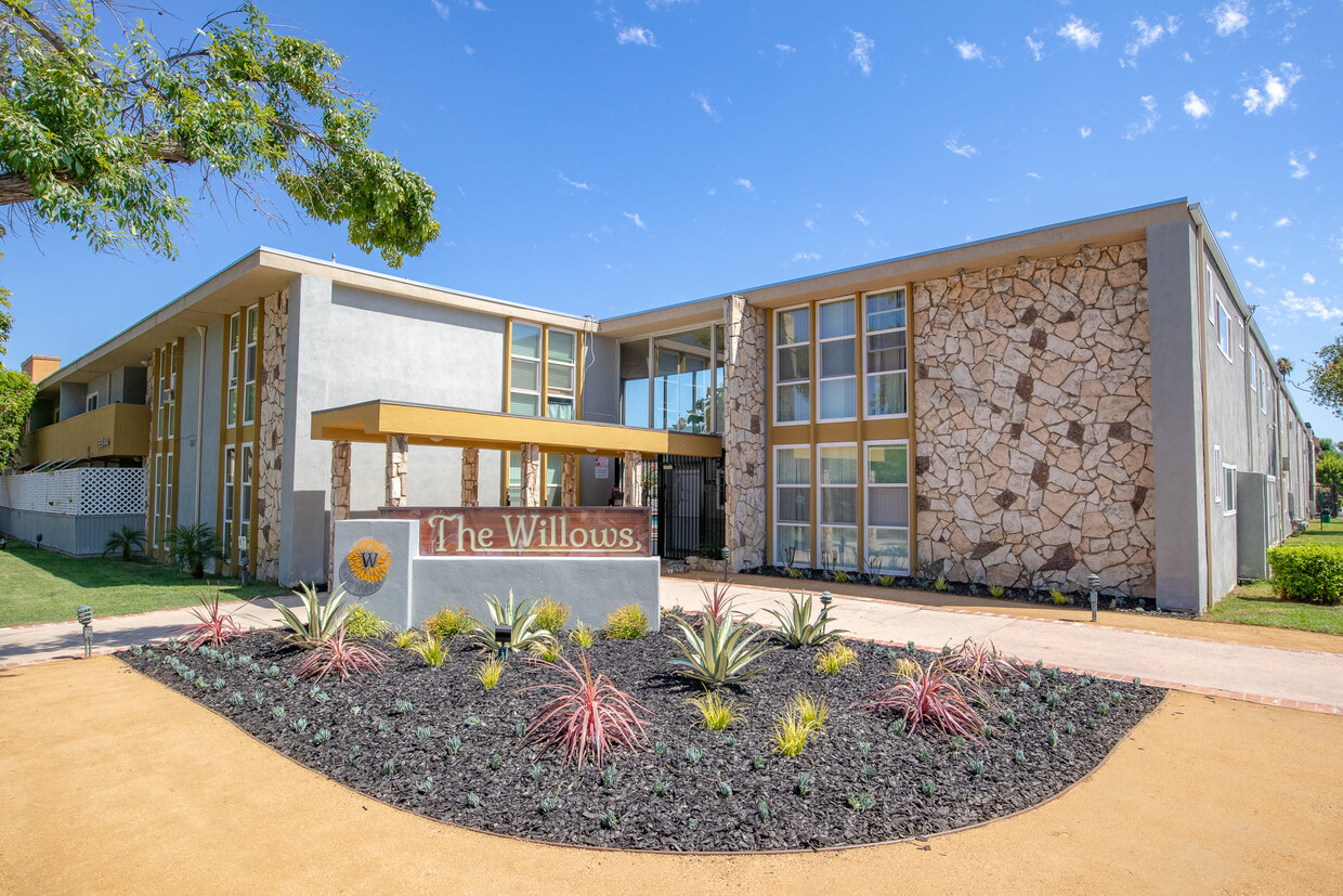 Primary Photo - Reseda Continental Apartments