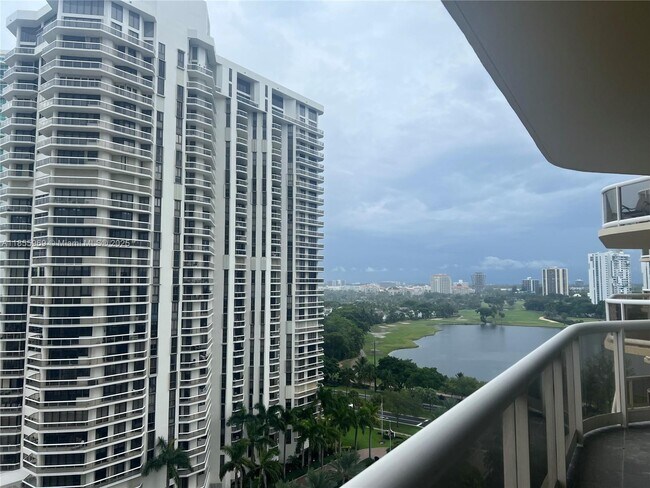 Foto del edificio - 20191 E Country Club Dr