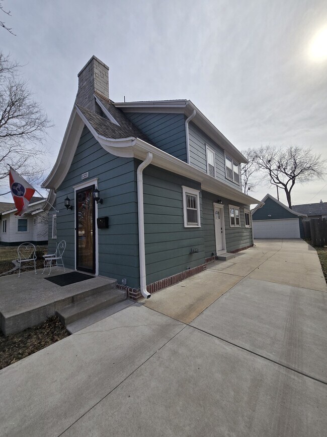 Foto del edificio - 1321 W Univ Ave