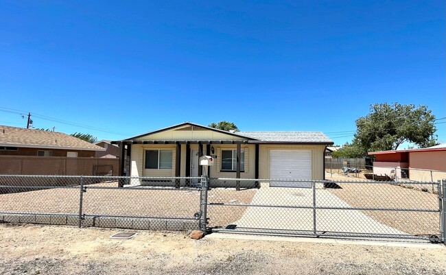 Building Photo - Furnished- Cute 2 Bedroom Home with Garage...