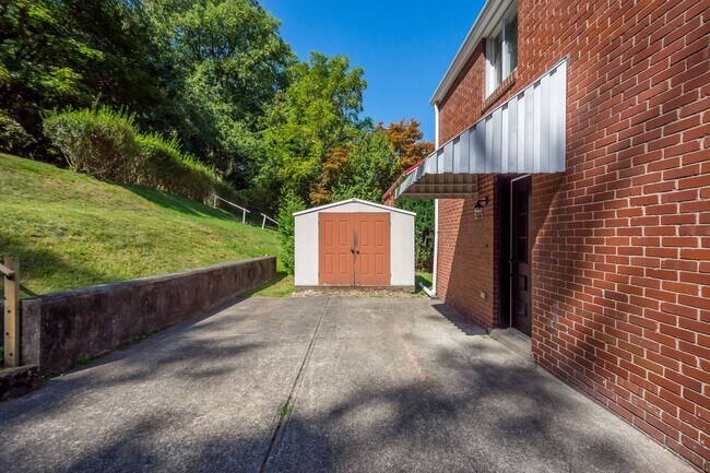 Foto del edificio - GORGEOUS & TOTALLY RENOVATED 3 BEDROOM PEN...