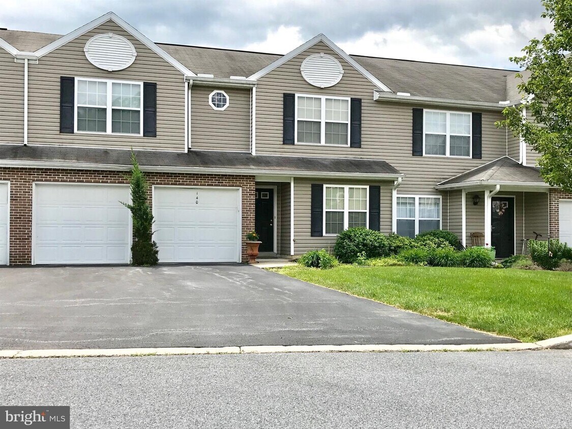 140 Peregrine Ln, Hummelstown, PA 17036 Townhouse for Rent in