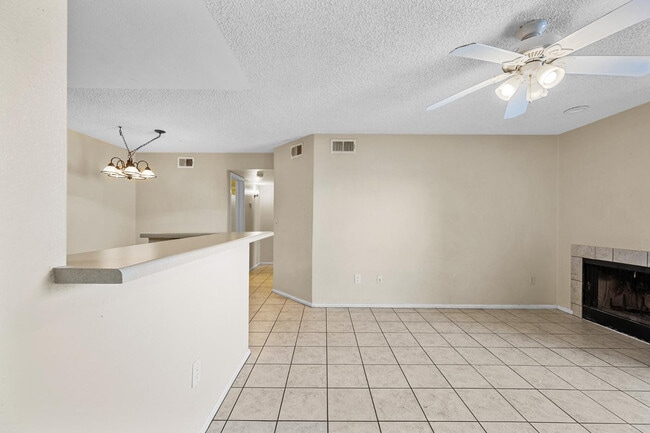 Building Photo - 533 W Guadalupe Rd