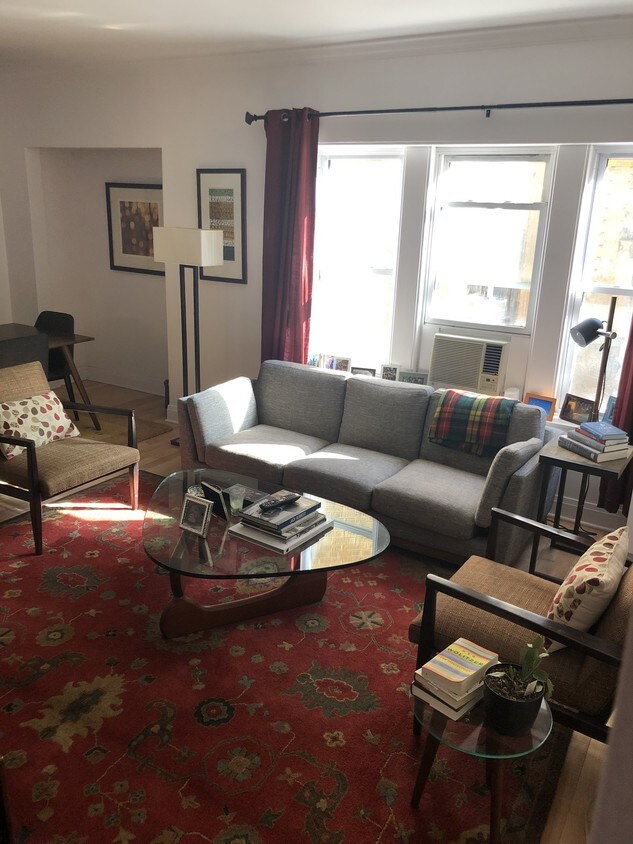 Living room with view of courtyard - 538 W Cornelia Ave