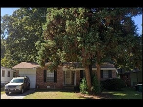Building Photo - 8 Utica Ln