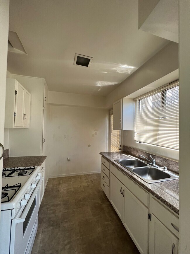 Building Photo - 1652 Huntington Dr