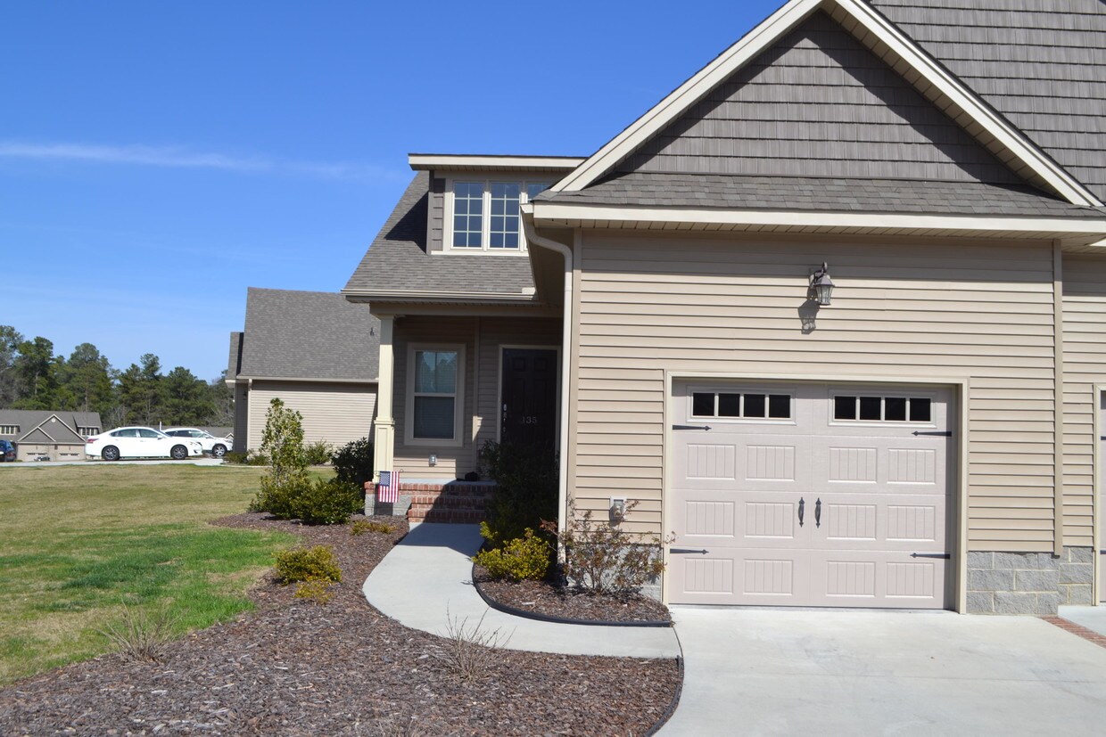 Primary Photo - 135 Cypress Cir