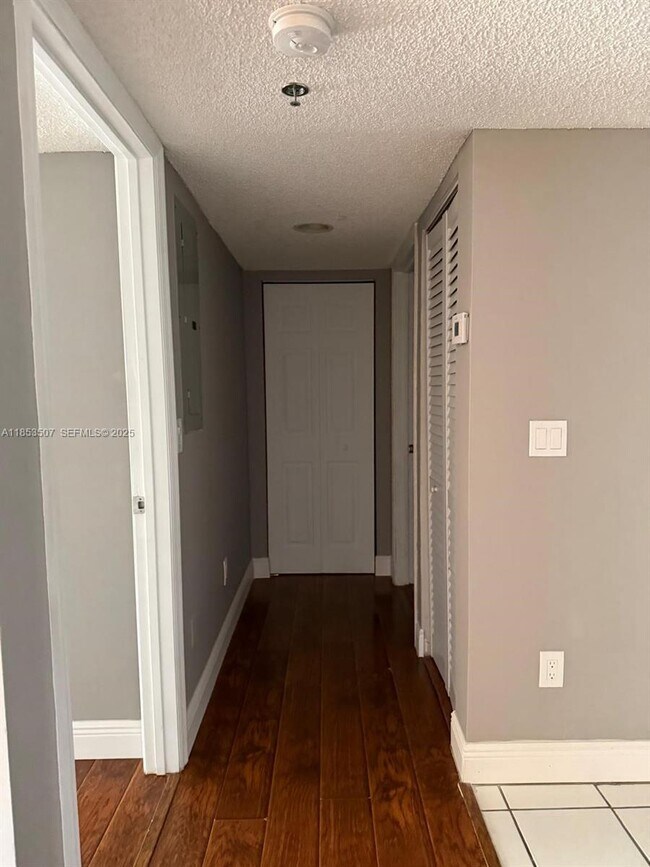 Building Photo - 1247 SW 46th Ave