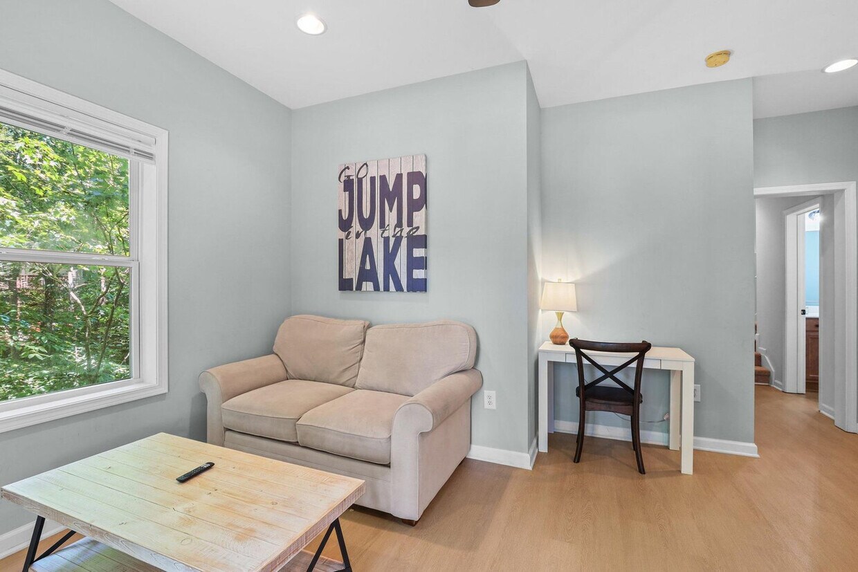 Foto principal - 204 Lake Breeze Ln