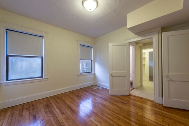 Foto del edificio - NO FEE!!   PRIME LOCATION!!!  COOLIDGE CORNER 4 BED/2 BATH FOR 9/1!!!!