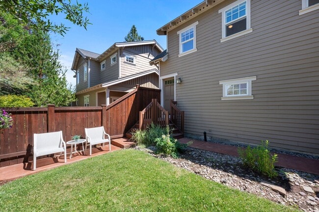 Building Photo - 1313 NW Fort Clatsop St