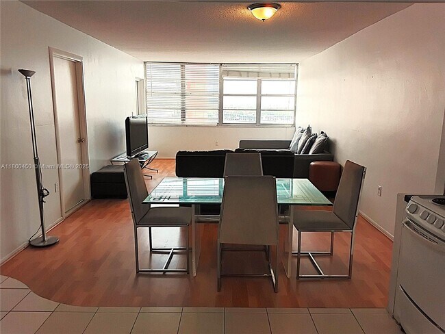 Building Photo - 1351 NE Miami Gardens Dr