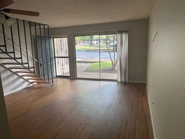 Building Photo - 1BD/1BA Townhouse located on the Germantow...