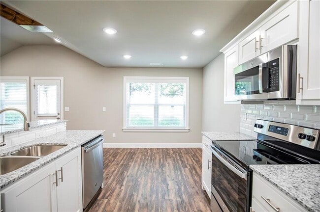 Building Photo - 508 E Osage Trce