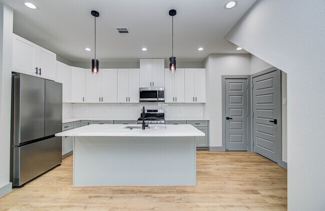 Building Photo - 835 S Victory Dr