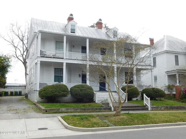Building Photo - 208 Metcalf St