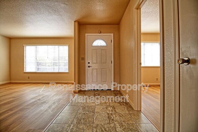 Building Photo - 677 Chardonnay Dr