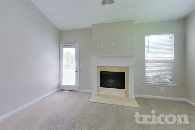 Building Photo - 30 Fernwood Ct