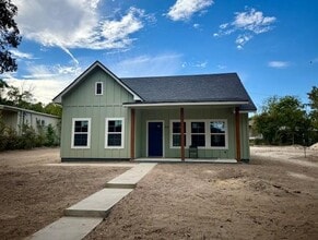 Building Photo - 504 N Crockett Ave