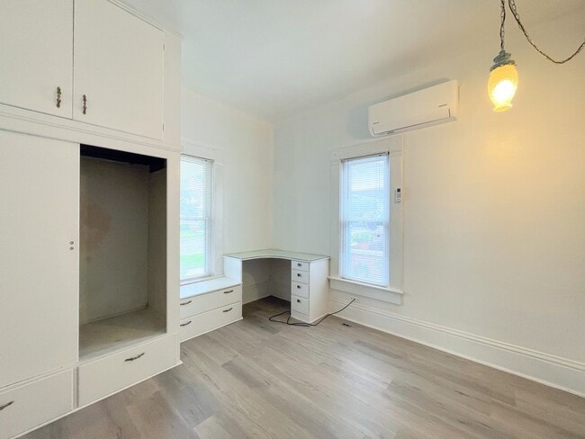 Building Photo - Spacious 2 bedroom with garage