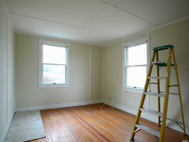 Foto del edificio - 240 N Riley Ave